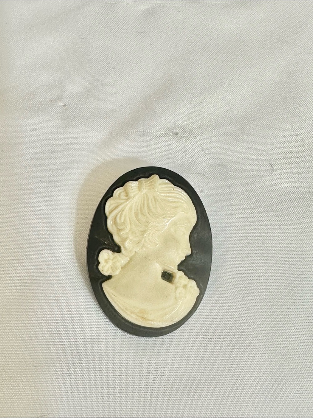 Vintage-Inspired Black and Cream Cameo Brooch - Classic Women's Accessory